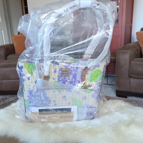 Gorgeous NWT Dooney & Bourke Purple Hydrangea Basket Weave Shopper Tote ππΈπ€π - Picture 2 of 16